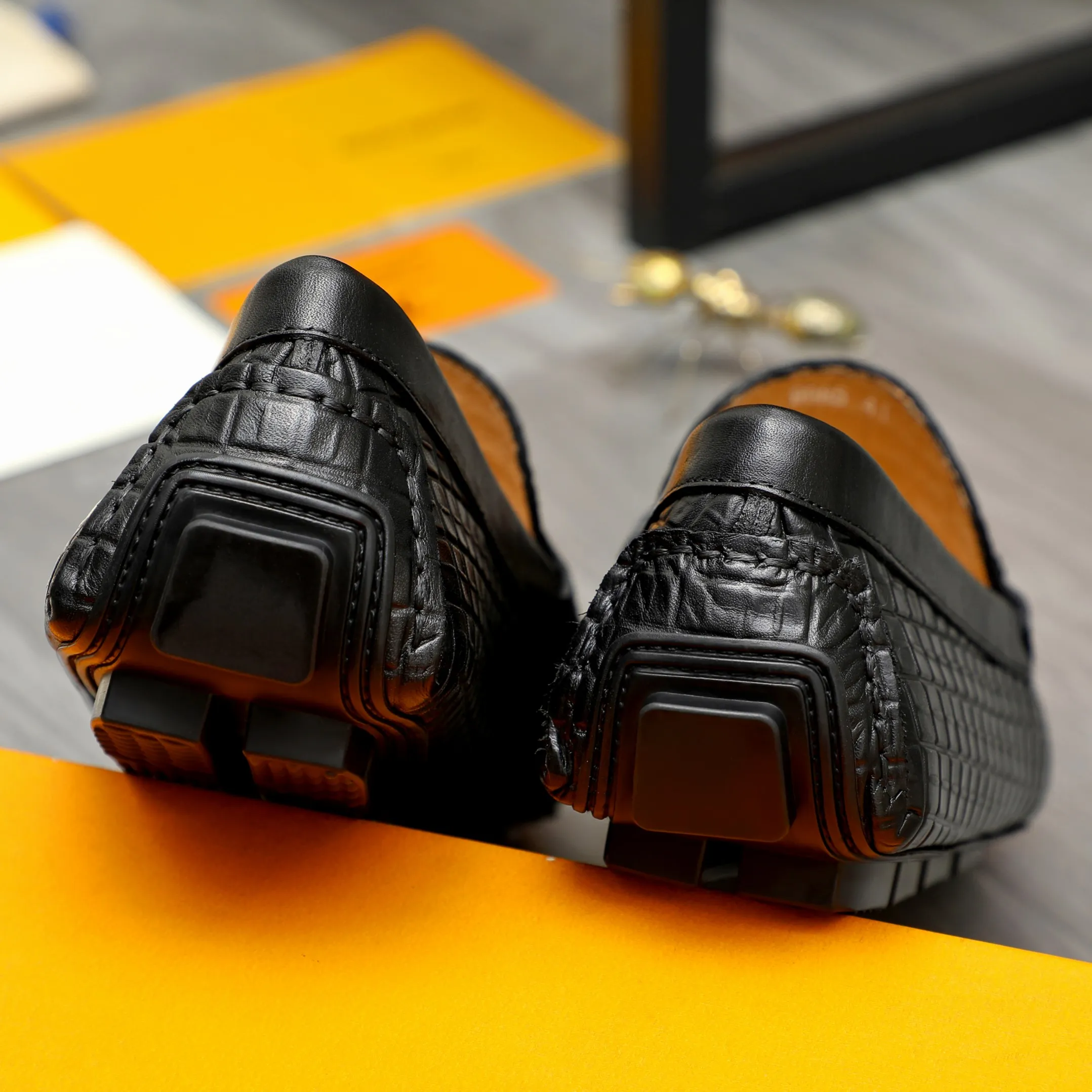 Men's shoes 💰380 Product trademark: LV "Louis Vuitton" casual slip-on shoes Regular size: 38-45 (45 is custom-made and non-returnable) Product materials: Selected embossed cowhide upper, pigskin lining, rubber outsole